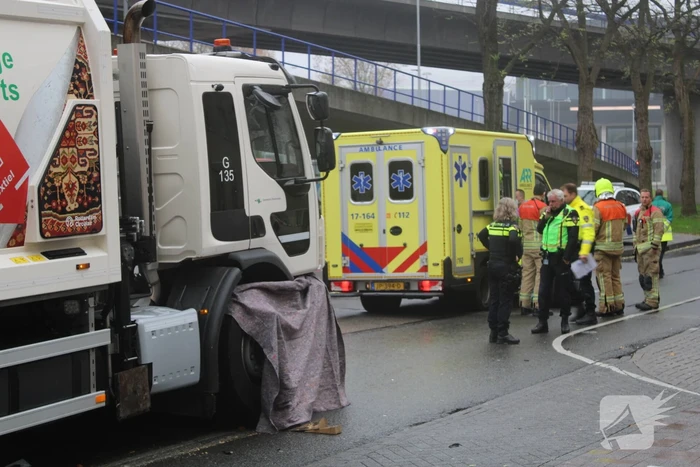 Voetganger bekneld onder vrachtwagen