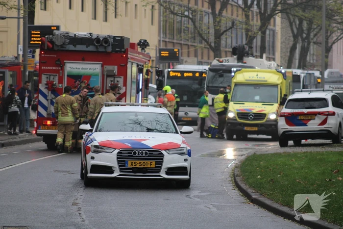 Voetganger bekneld onder vrachtwagen
