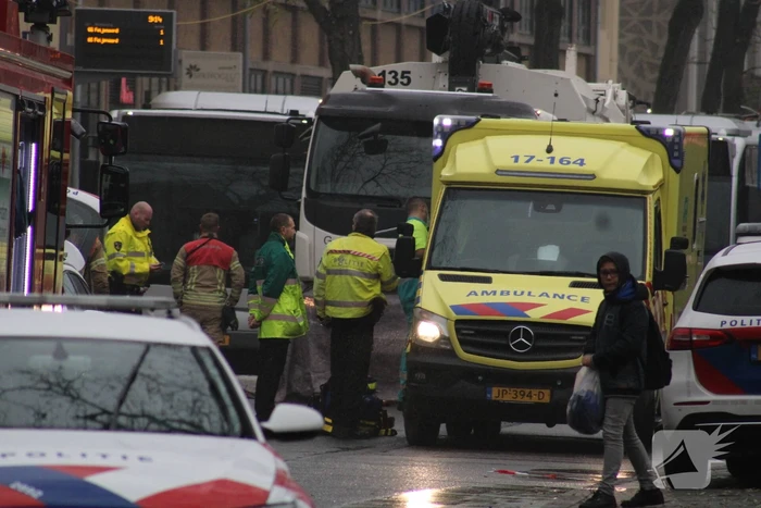 Voetganger bekneld onder vrachtwagen