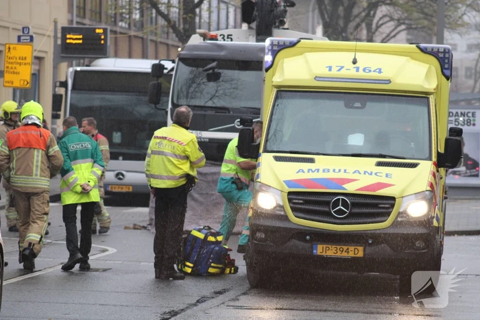 Voetganger bekneld onder vrachtwagen