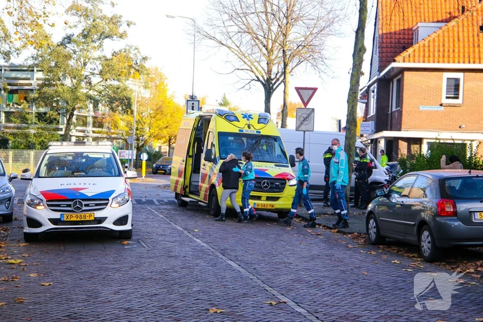 Vrouw op fiets botst op bestelbus