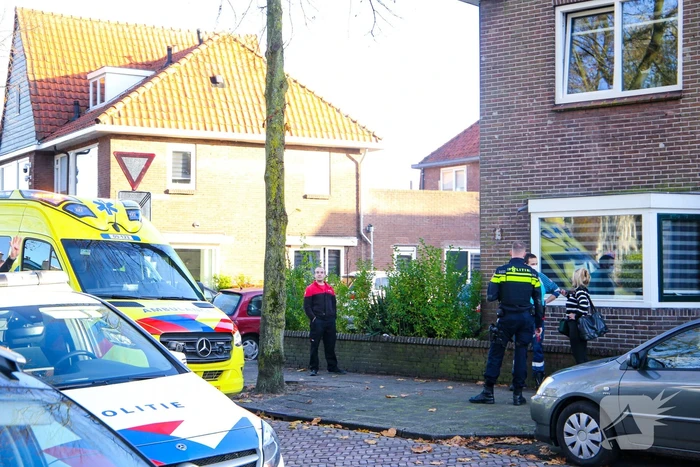 Vrouw op fiets botst op bestelbus