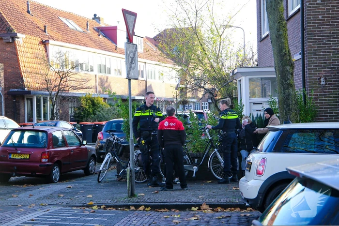 Vrouw op fiets botst op bestelbus