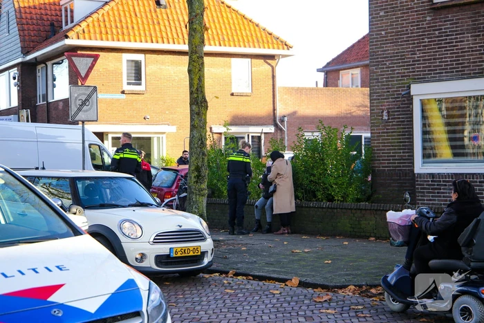Vrouw op fiets botst op bestelbus