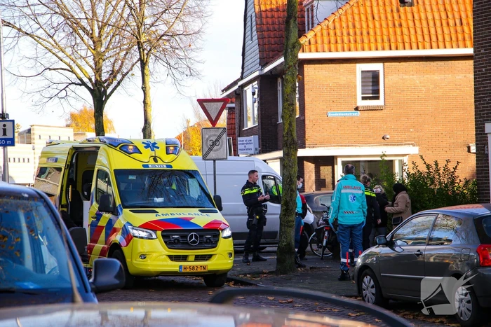 Vrouw op fiets botst op bestelbus