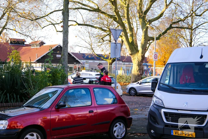 Vrouw op fiets botst op bestelbus