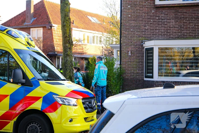 Vrouw op fiets botst op bestelbus