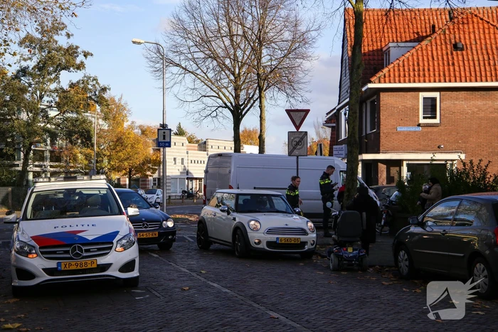 Vrouw op fiets botst op bestelbus