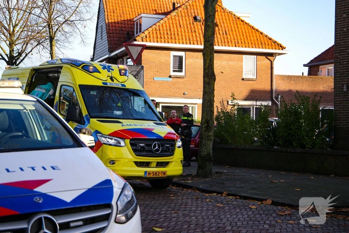 Vrouw op fiets botst op bestelbus