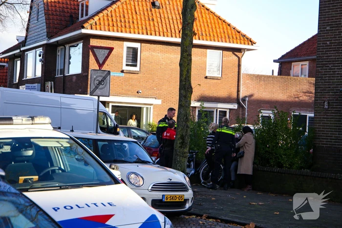 Vrouw op fiets botst op bestelbus