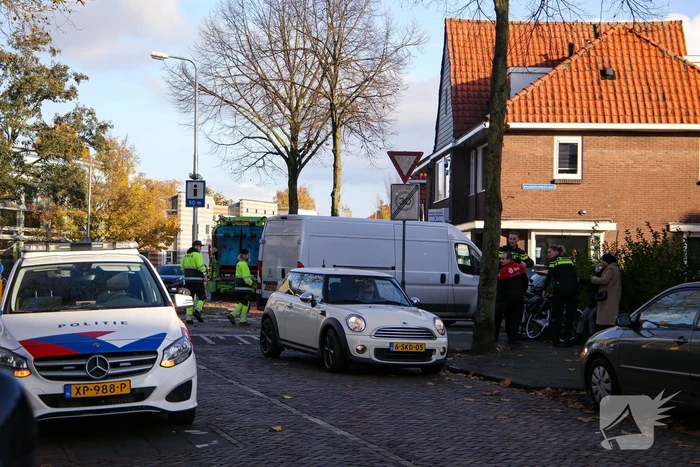 Vrouw op fiets botst op bestelbus