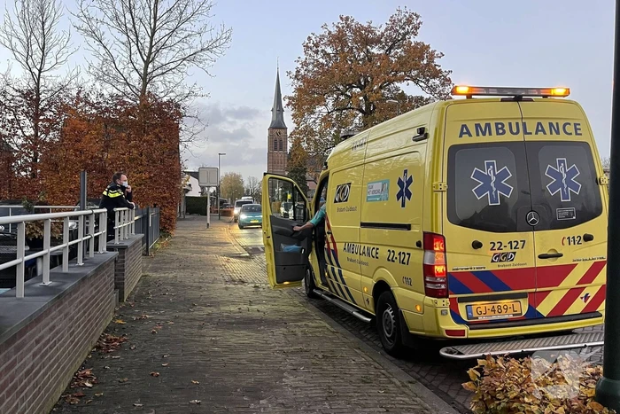 Personenauto botst achterop fietser