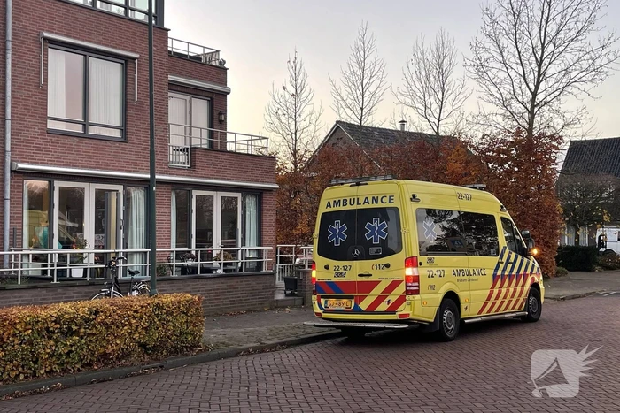 Personenauto botst achterop fietser
