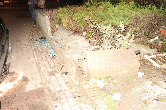 Personenauto rijdt tegen betonnen hekwerk