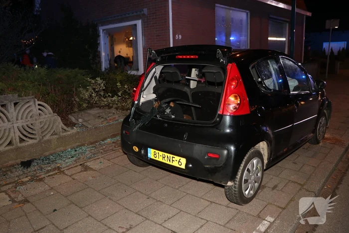 Personenauto rijdt tegen betonnen hekwerk