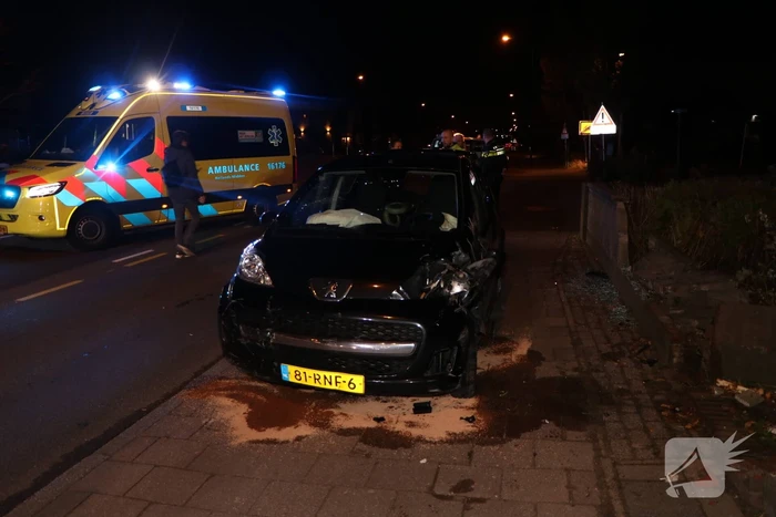 Personenauto rijdt tegen betonnen hekwerk