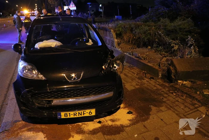 Personenauto rijdt tegen betonnen hekwerk