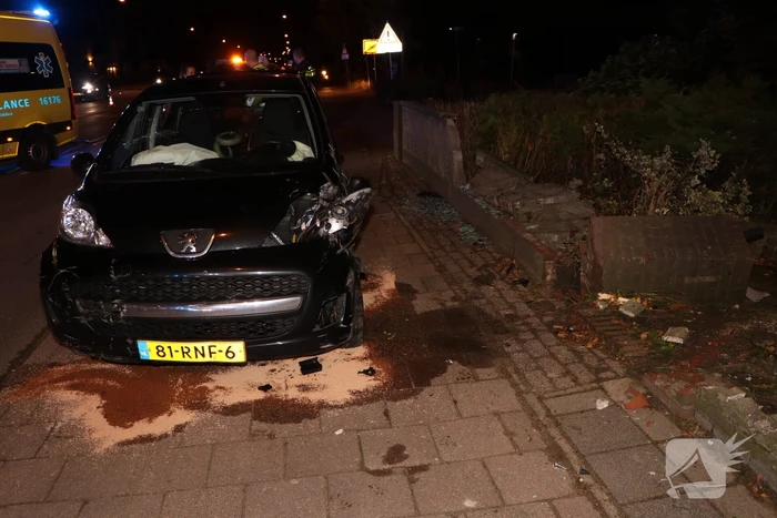 Personenauto rijdt tegen betonnen hekwerk