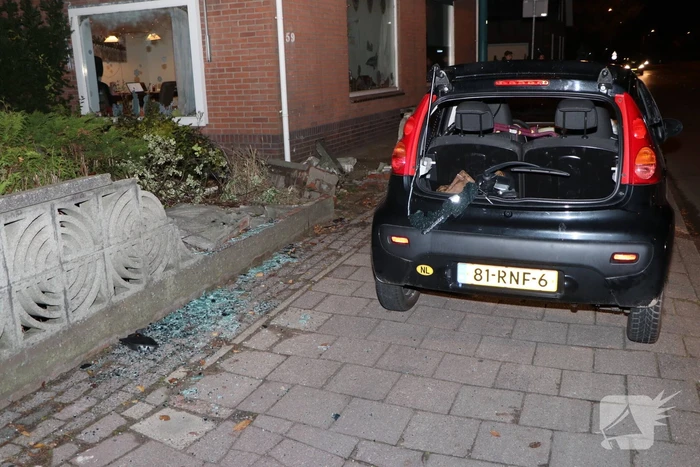 Personenauto rijdt tegen betonnen hekwerk
