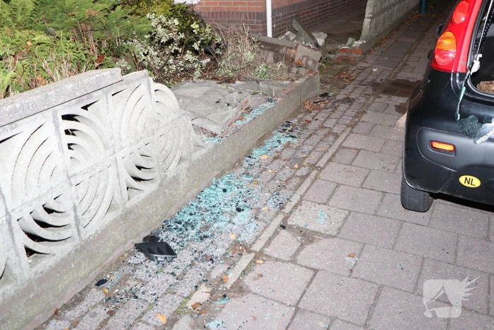 Personenauto rijdt tegen betonnen hekwerk