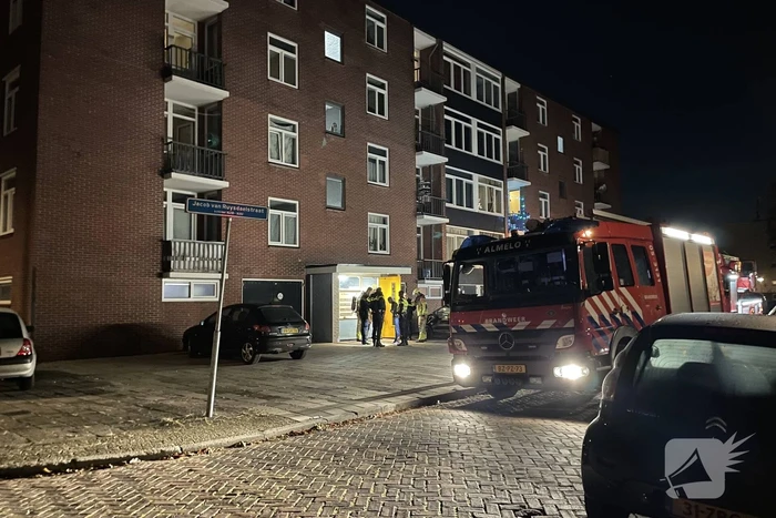 Brandweer controleert woning na brand in kookpan