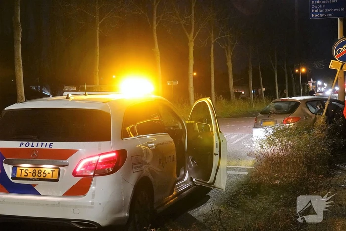 Automobilist trekt aan handrem en botst tegen verkeersbord