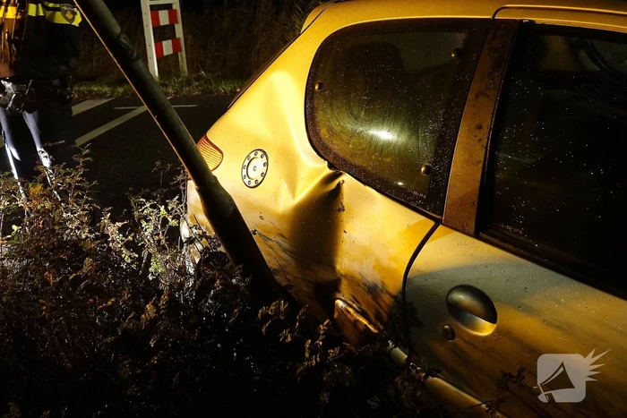 Automobilist trekt aan handrem en botst tegen verkeersbord