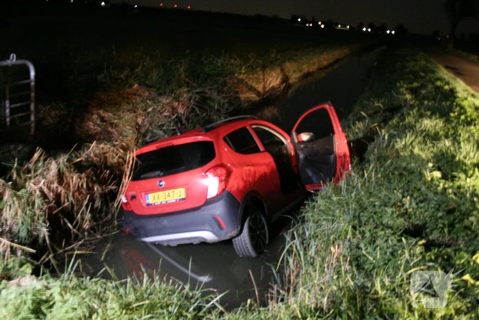 Personenauto belandt in sloot