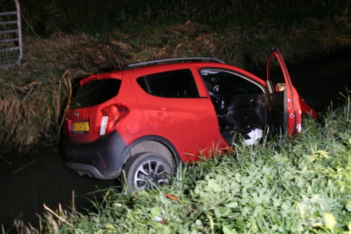 Personenauto belandt in sloot