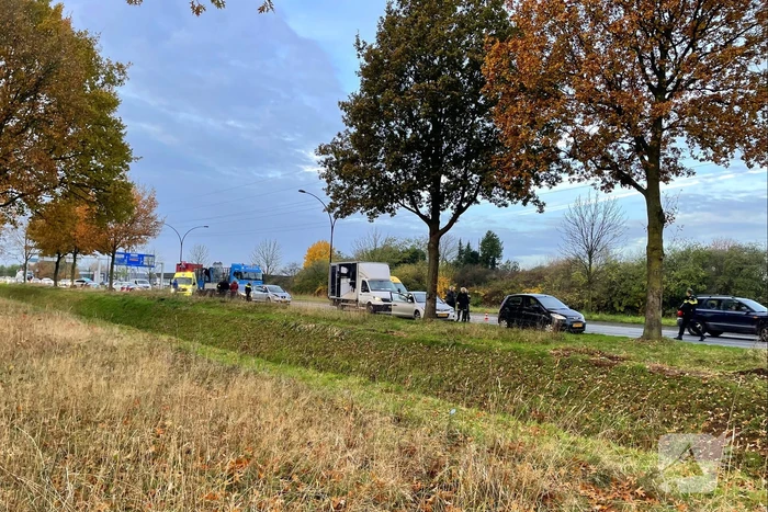 Meerdere voertuigen botsen achter op elkaar