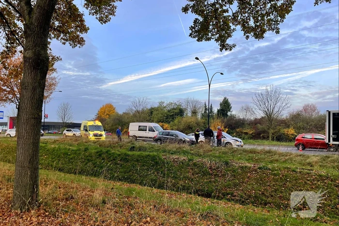 Meerdere voertuigen botsen achter op elkaar