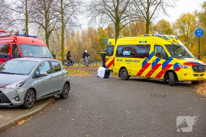 Fietsster gewond naar ziekenhuis na botsing op fietspad