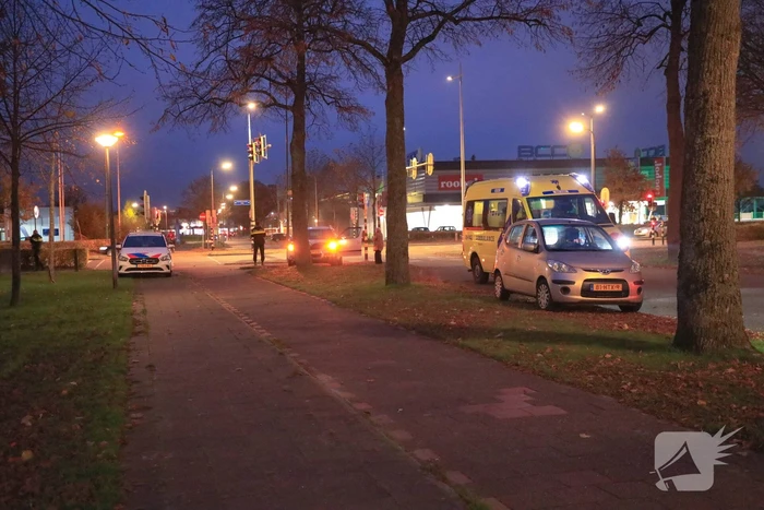 Automobilist rijdt paal omver en botst tegen boom