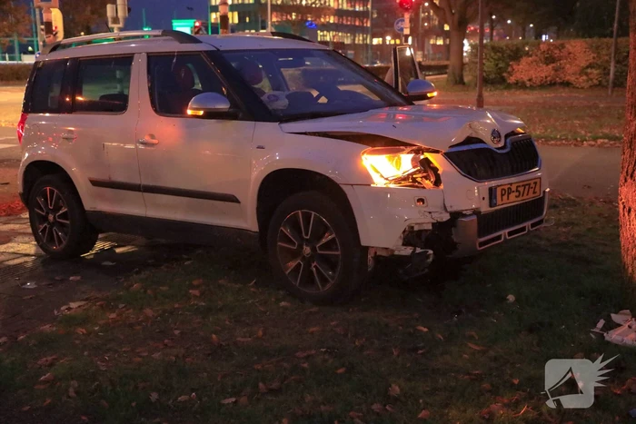 Automobilist rijdt paal omver en botst tegen boom