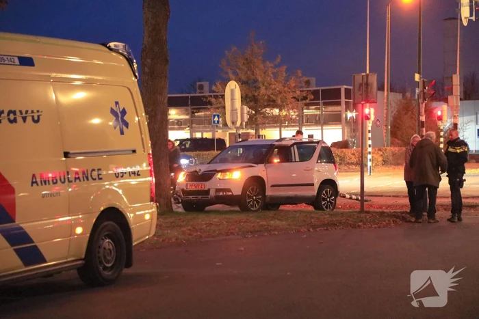 Automobilist rijdt paal omver en botst tegen boom