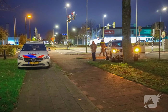 Automobilist rijdt paal omver en botst tegen boom