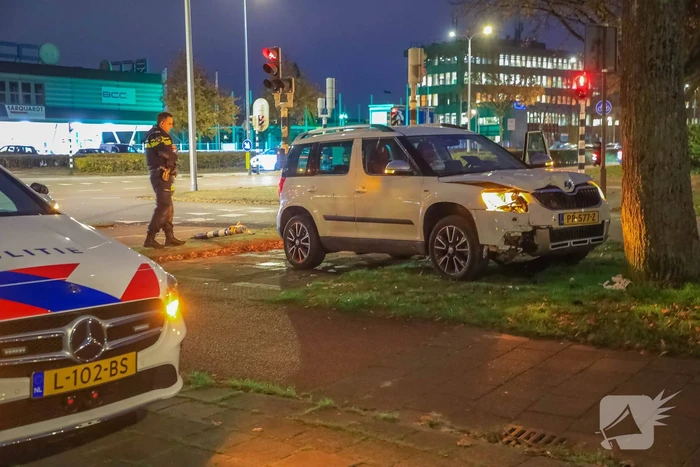 Automobilist rijdt paal omver en botst tegen boom