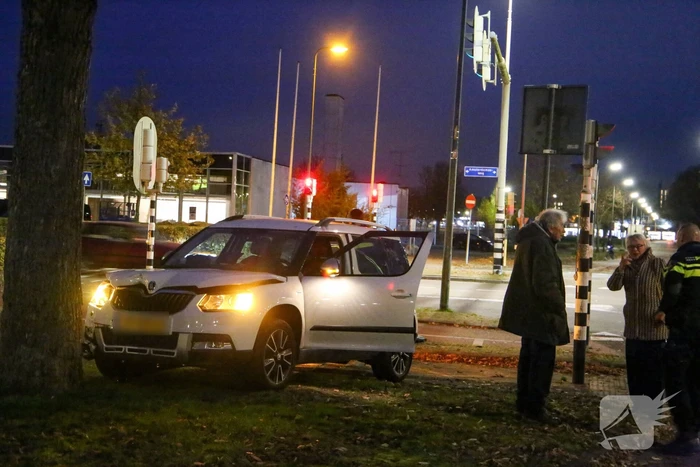 Automobilist rijdt paal omver en botst tegen boom