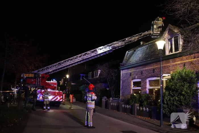 Brand in schoorsteen van woning