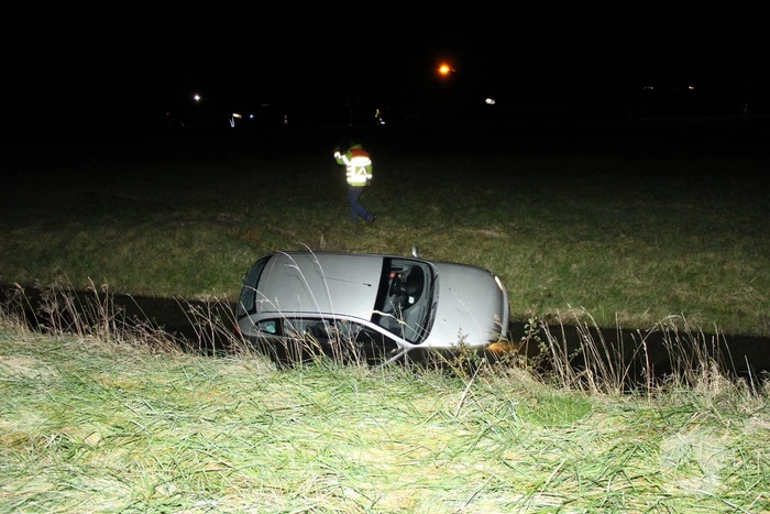 Auto belandt in sloot naast snelweg