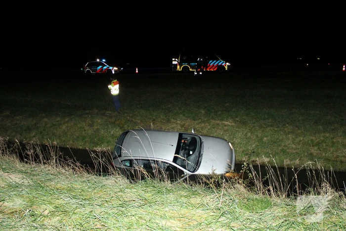 Auto belandt in sloot naast snelweg