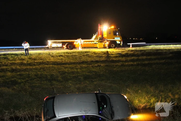 Auto belandt in sloot naast snelweg