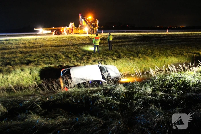 Auto belandt in sloot naast snelweg