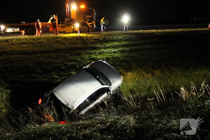 Auto belandt in sloot naast snelweg