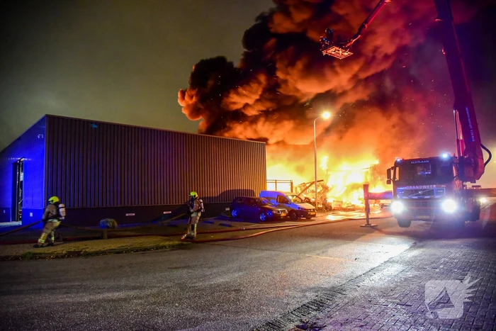 Uitslaande brand in bedrijfspanden