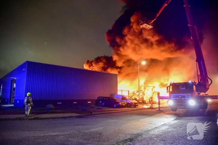Uitslaande brand in bedrijfspanden