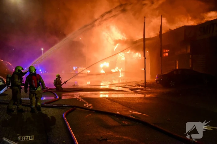 Uitslaande brand in bedrijfspanden