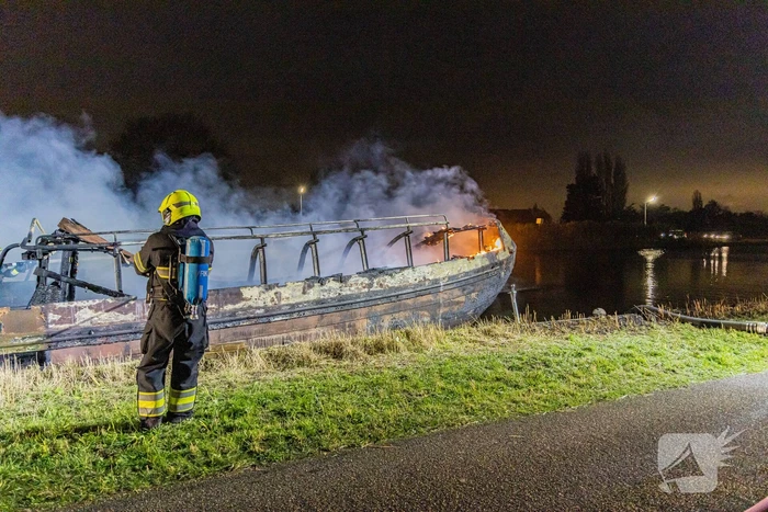 Woonboot verwoest door brand