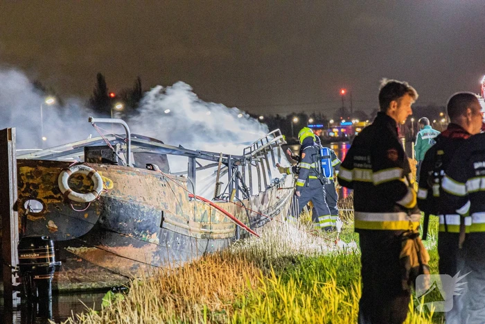 Woonboot verwoest door brand