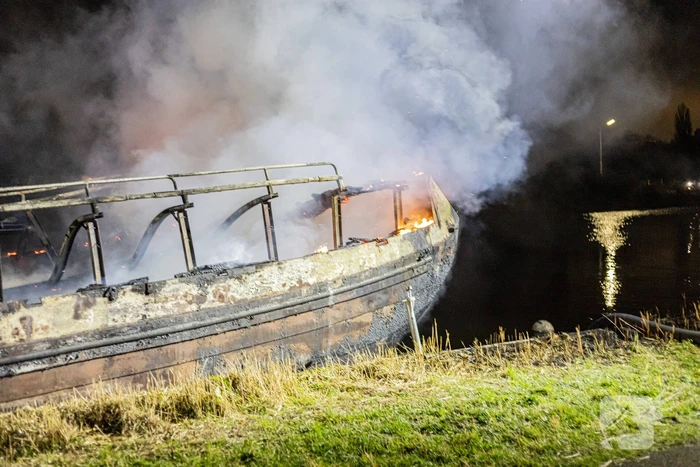 Woonboot verwoest door brand
